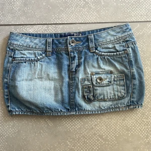 Blå mini jeanskjol  - säljer då den är för stor för mig. 