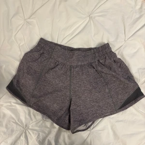 Lululemon shorts - Storlek: 2 Original pris: 48€ Kan ge ett pris :) Inga fel!