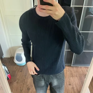 Marinblå kofta med dragkedja på axeln - Tja säljer en cool marinblå ribbstickad tröja från Giorgio ferri i storlek m. tröjan har en dragkedja på ena axeln och är i väldigt bra skick. Skriv om du har några frågor 🙏😊