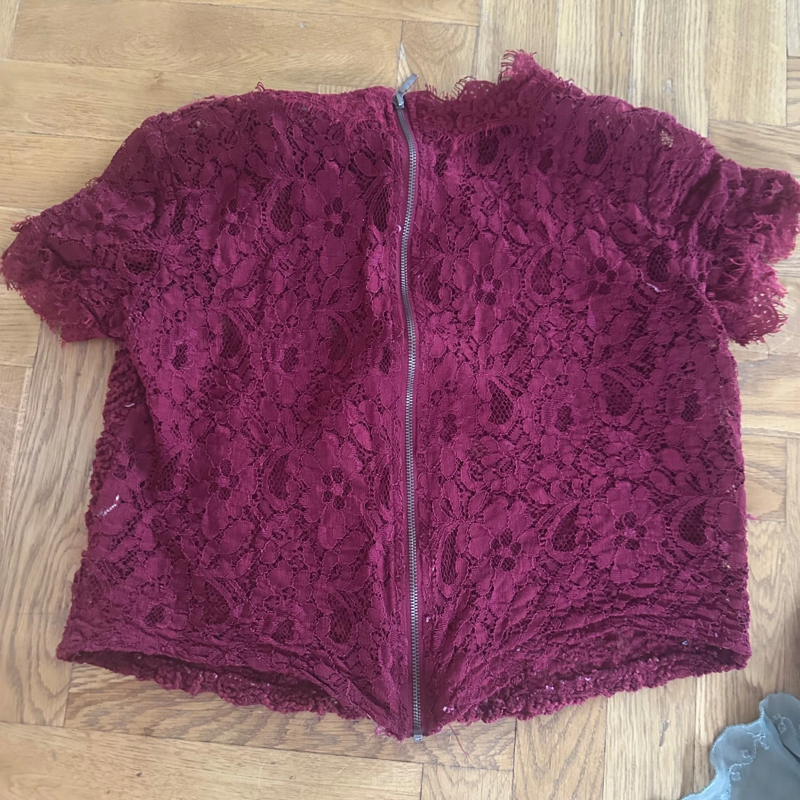 Vinröd spetsblus med dragkedja - 1