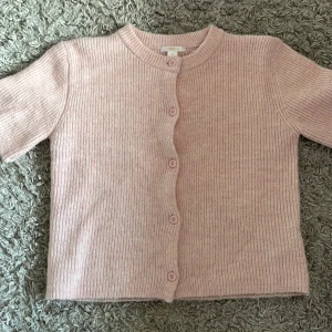 Ljusrosa topp från Gina Young  - Säljer denna slutsålda  ljusrosa topp från Gina Young, Toppen är i storlek 170/xs och är helt oanvänd. Är alltid öppen för prisförslag!💞