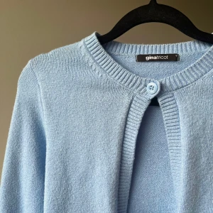 Blå cardigan - Blå cardigan från Gina Tricot i storlek S.