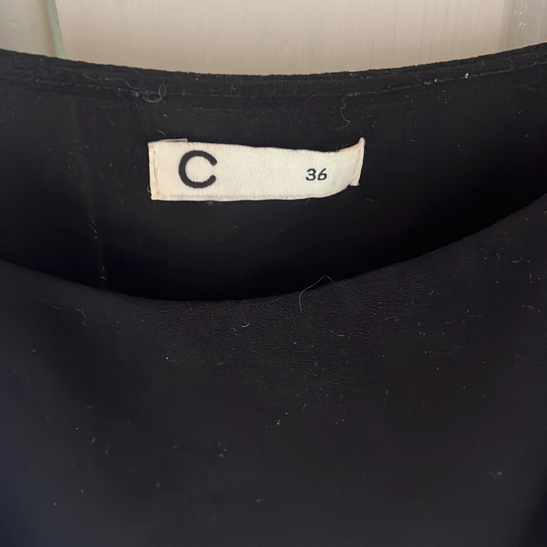 Svart volangtopp med tunna axelband - 1