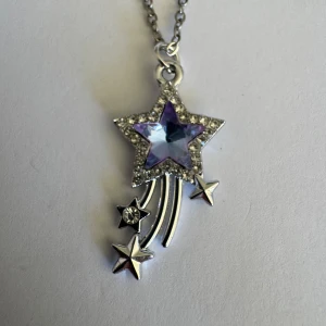 Silverhalsband stjärnfall med blå & lila Sten - Min 5åriga dotters hobby att göra egna smycken. Så detta har hon gjort . Inget är äkta guld/silver.  Önskar man exakta mått på något så är det bara att skriva . 