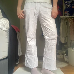 Vita linnebyxor med snörning - Snygga vita linnebyxor från Roxy med raka ben och elastisk midja med snörning. Byxorna har fickor både fram och bak, samt ett litet broderat hjärta på bakfickan. Finns ingen etikett så vet inte exakt storlek eller material. Ena fickan har gått upp lite i ett hörn men inget man tänker på, har även sprättat upp sömen längst nere men inget som syns. Annars är de i bra skick och säljer då de är för korta. Jag är ungefär 170 lång💗💗