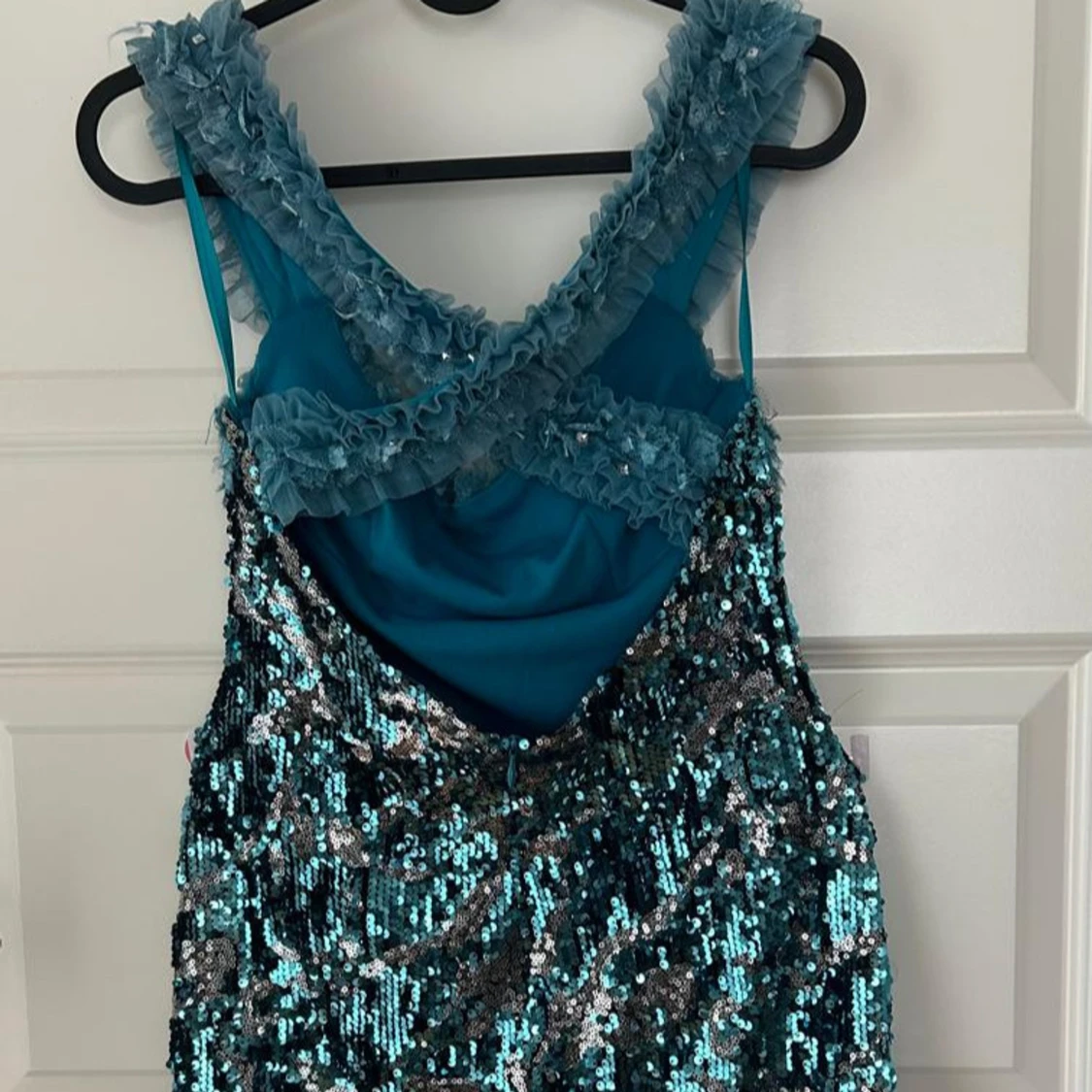 Glittrig blå långklänning från Invito - 3