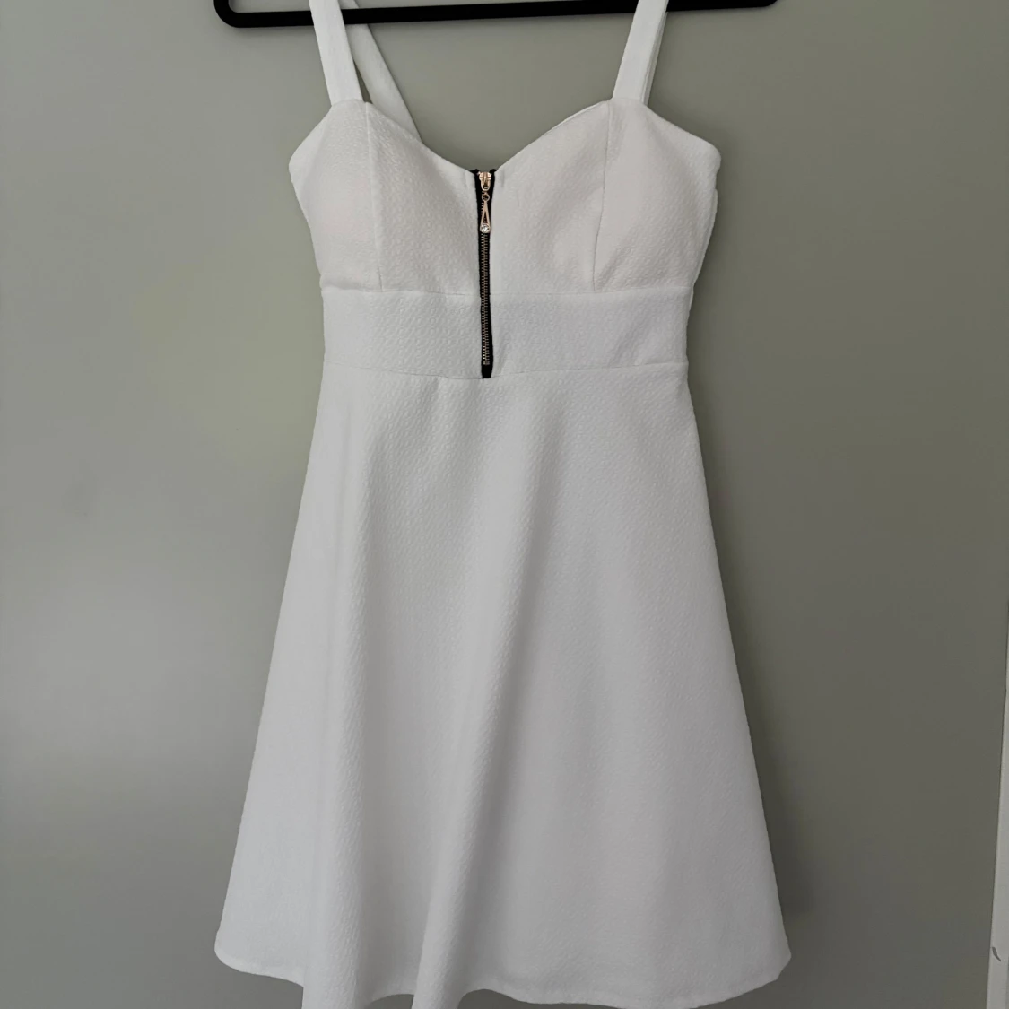 Vit kort klänning med dragkedja