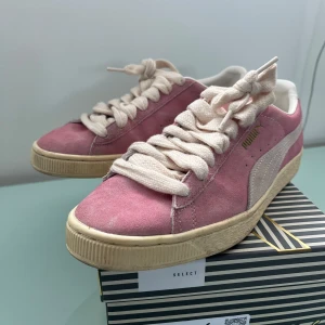 Puma Suede Bboy Rhugi rosa sneakers - Snygga Puma Suede Bboy Rhugi sneakers i rosa mocka med breda vita snören och beige 