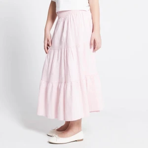 Ljusrosa långkjol i bomull - Supersöt ljusrosa långkjol med volanger och resår i midjan. Kjolen är luftig och har en flowy känsla, perfekt för varma dagar. Tillverkad i mjuk bomull som känns skön mot huden. Enkel att styla med både sneakers och sandaler. Längden är inte som på bilden, den är till ungefär skokanten, så denna är perfekt för dig mellan 145-155 ungefär.