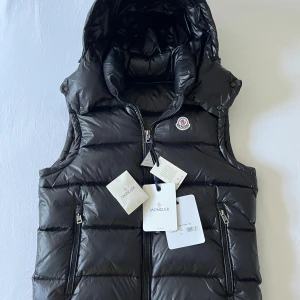 Moncler väst  - Säljer min Moncler-väst som jag tyvärr har växt ur. Västen är i gott skick, vilket ni kan se på bilderna, och den är köpt på NK. Kvittot medföljer tyvärr inte men jag skickar gärna fler bilder för att bekräfta att plagget är äkta.  Har ni några frågor eller prisförslag är det bara att slänga iväg ett meddelande! Endast seriösa köpare. Priset är inte hugget i sten 🪨😉