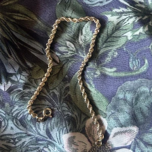 Äkta guld tvinnat armband - 9k guld armband, aldrig använt då det är lite för stort. Jag har kvittot, 18cm 