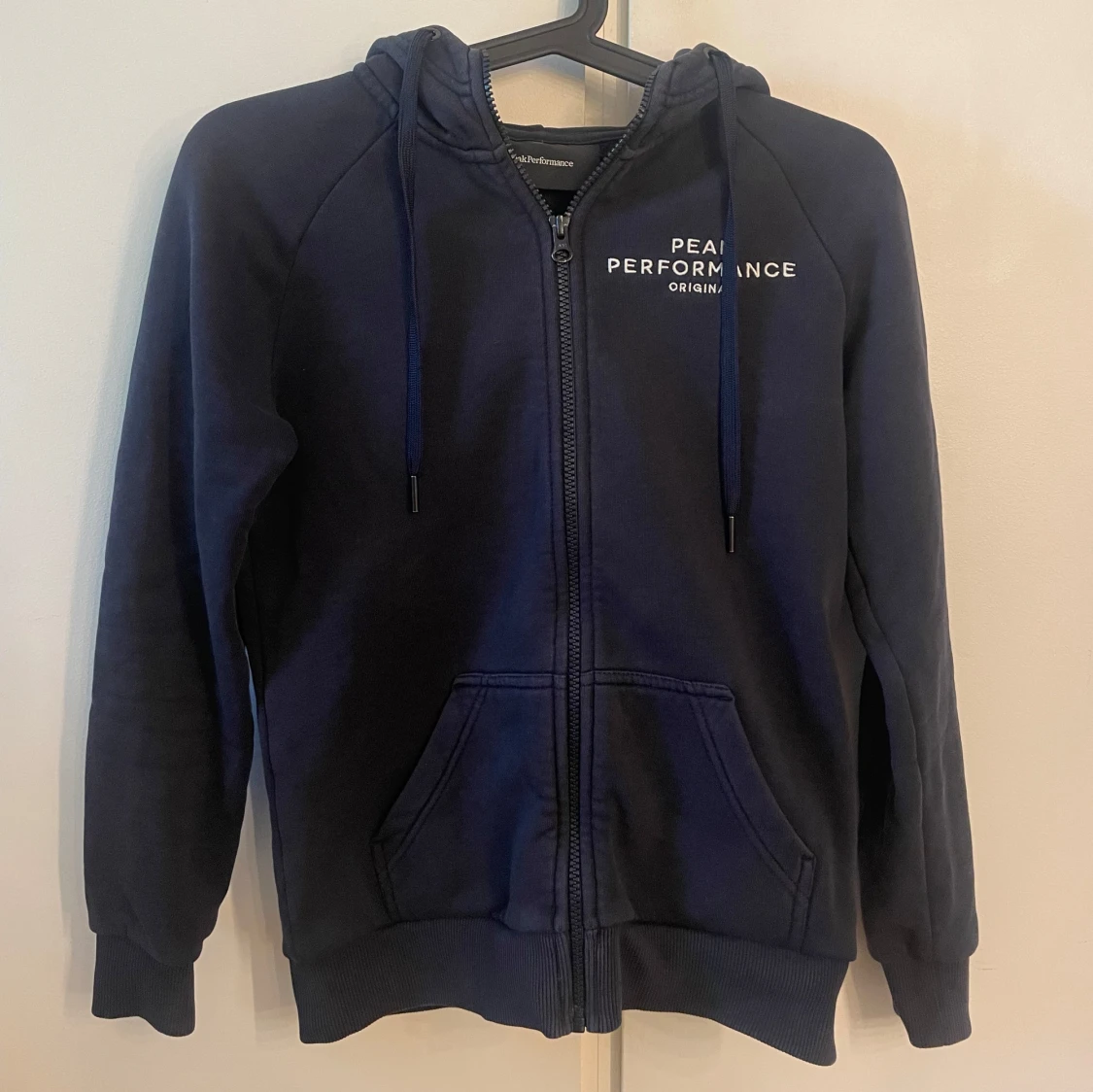 Blå peakperformance hoddie  - 1