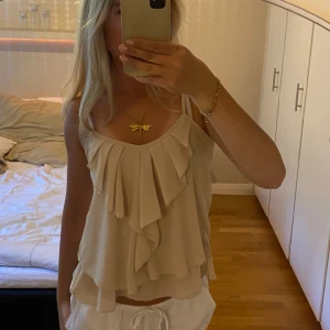 Volangblus - Säljer denna dögulliga volangblus som är perfekt till fest eller vardag då den inte kommer till användning💕står ingen storlek eller märke i toppen💕
