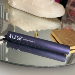Xlash Eyelash Serum 3ml - Xlash Eyelash Serum i en snygg mörklila tub på 3 ml. Perfekt för dig som vill boosta dina fransar och få dem att se längre och fylligare ut. Smidig applikator och stilren design, tillverkad i Sverige. Passar perfekt i sminkväskan. Endast testad två gånger så nästintill oanvänd! 