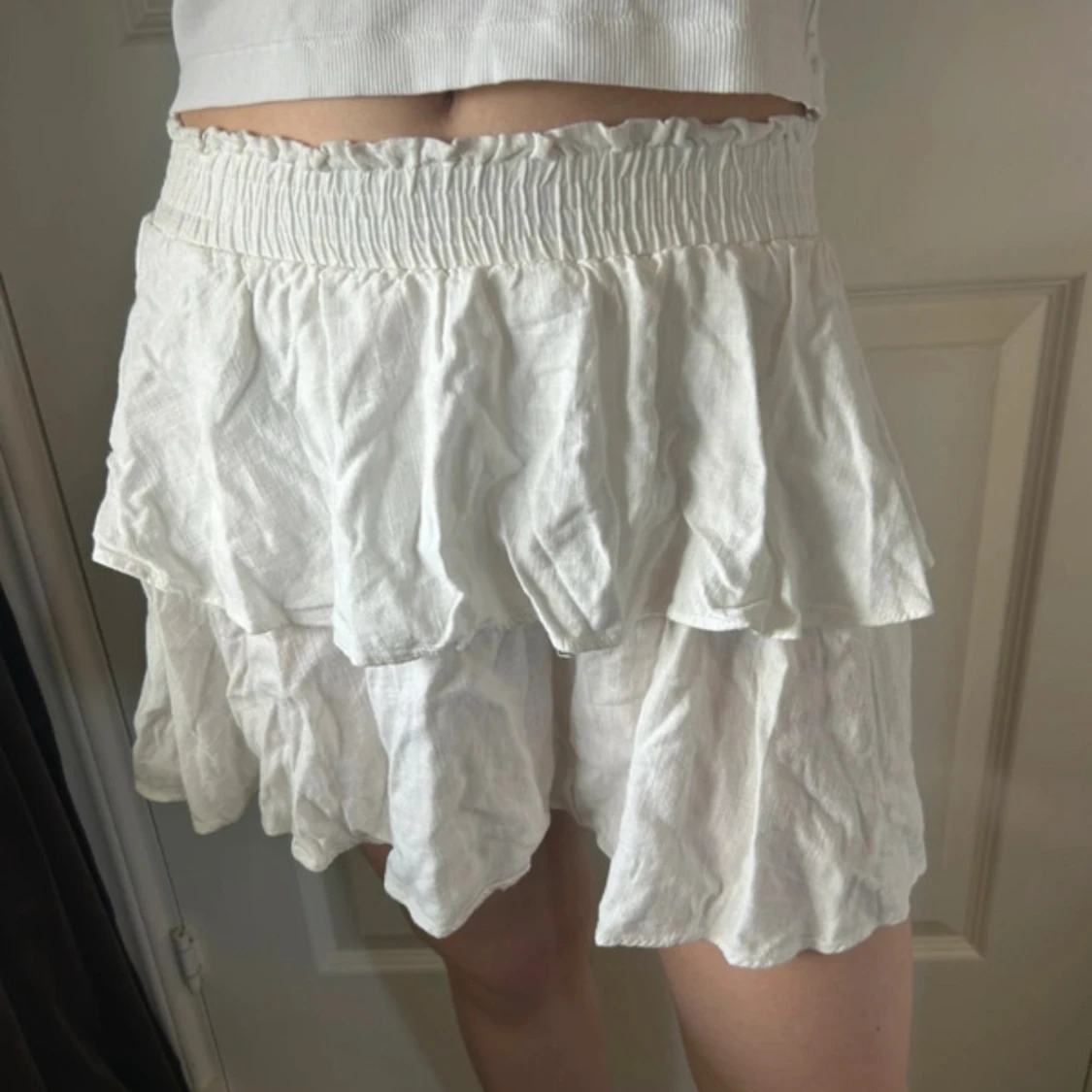 Vit volangkjol med resårmidja