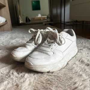Vita sneakers - Vita sneakers från märket Graceland. Storlek 38 men åt det mindre hållet så passar 37. 