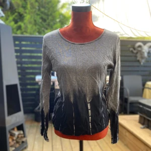 Grå och svart långärmad tröja i bomull S - Grå långärmad tröja med svart dip dye effekt nedtill. Tröjan har en rund halsringning och långa ärmar. Dip dye effekten ger tröjan en unik och trendig look. Längd: 59 cm ﻿Bystvidd: 47 cm ﻿100% bomull  Inga bilder när den sitter på mig! Katter finns i hemmet!
