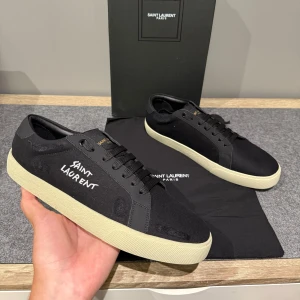 YSL skor - Säljer nu dessa Yves saint Laurent skor i nytt skick. Storlek 44. Hör av er vid funderingar!