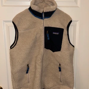 Beige fleeceväst från Patagonia - Beige Patagonia väst som aldrig är använd. Storlek M.
