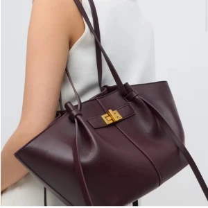 Vinröd Gina tricot väska❤️ - Supersnygg och stilren vinröd väska med guldiga detaljer från Gina tricot i modellen ”midi long strap bag”❤️! Första två bilderna är ifrån hemsidan men resten är mina egna (färgen syns bäst på första bilden från hemsidan), den är använd fåtal ggr men fof i bra skick med endast lite slitage på både handtagen☺️ original pris 399kr !!
