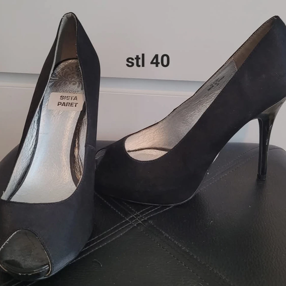 Svarta pumps med öppen tå stl 40