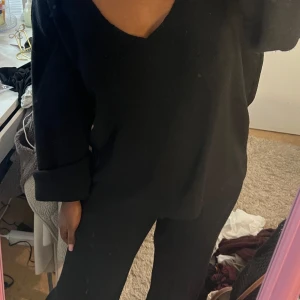 Svart stickad v-ringad tröja med matchande byxor  - Säljer en svart stickad tröja med v-ringning och långa ärmar med matchande byxor 