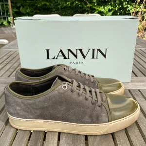 Lanvin skor  - Hej! Säljer nu dessa sjukt snygga Lanvin skor. Skorna är i toppskick! Vi rekommenderar att gå ner en storlek. Har ett begränsat antal boxar och dustbag! Hör gärna av dig vid frågor 