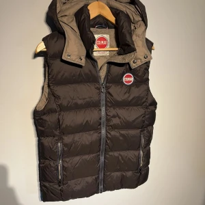 Colmar Väst med Luva - En sjukt fet väst från colmar med avtagbar luva i fint skick! Storlek 46 = S. Hör av er vid frågor! Skicka prisförslag, skickar också fler bilder på västen innan köp!!