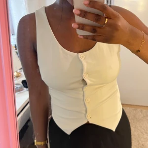 Vit linnetopp med knappar - Snygg vit linnetopp i strl S gott som ny 