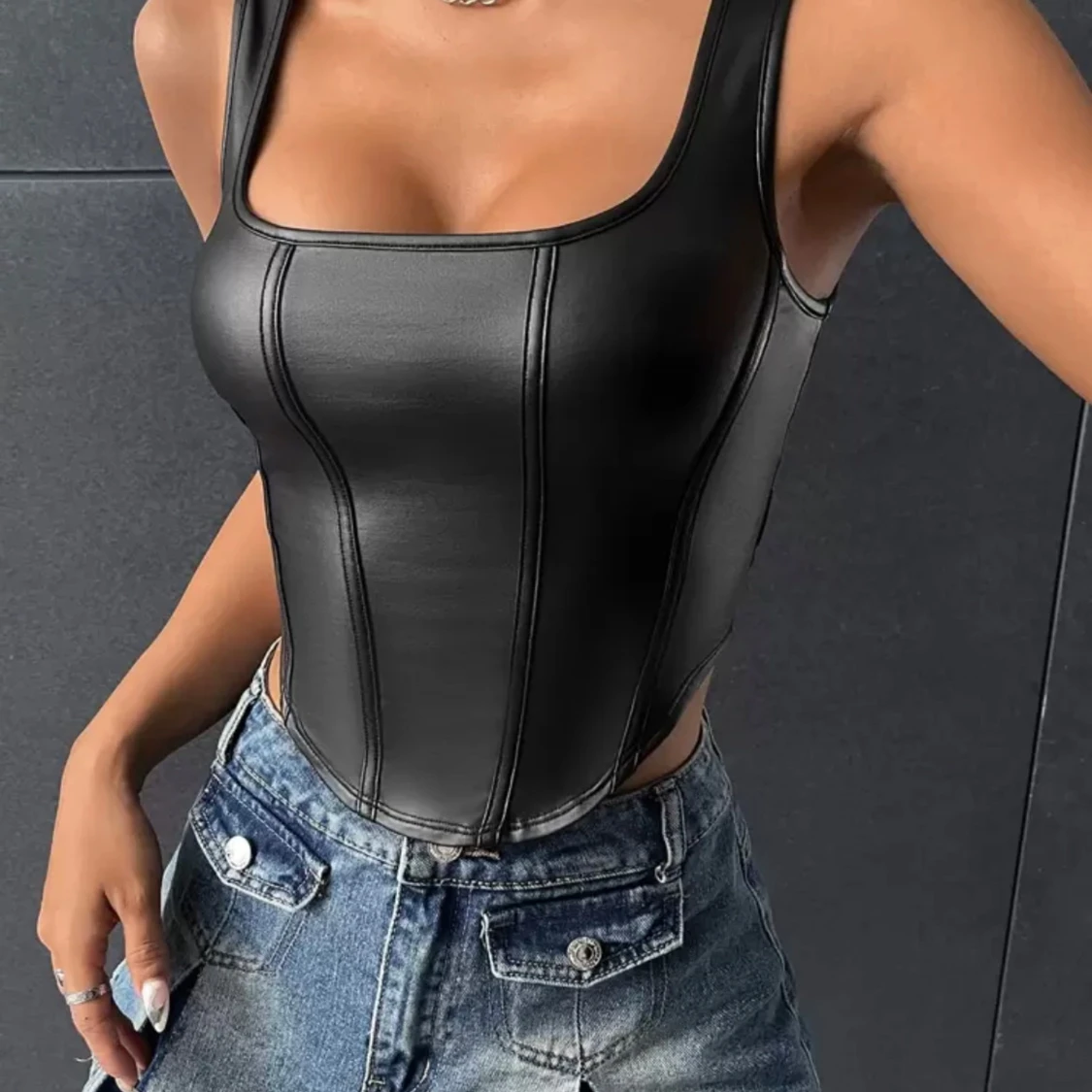 Svart korsett-topp i skinnimitation - 2