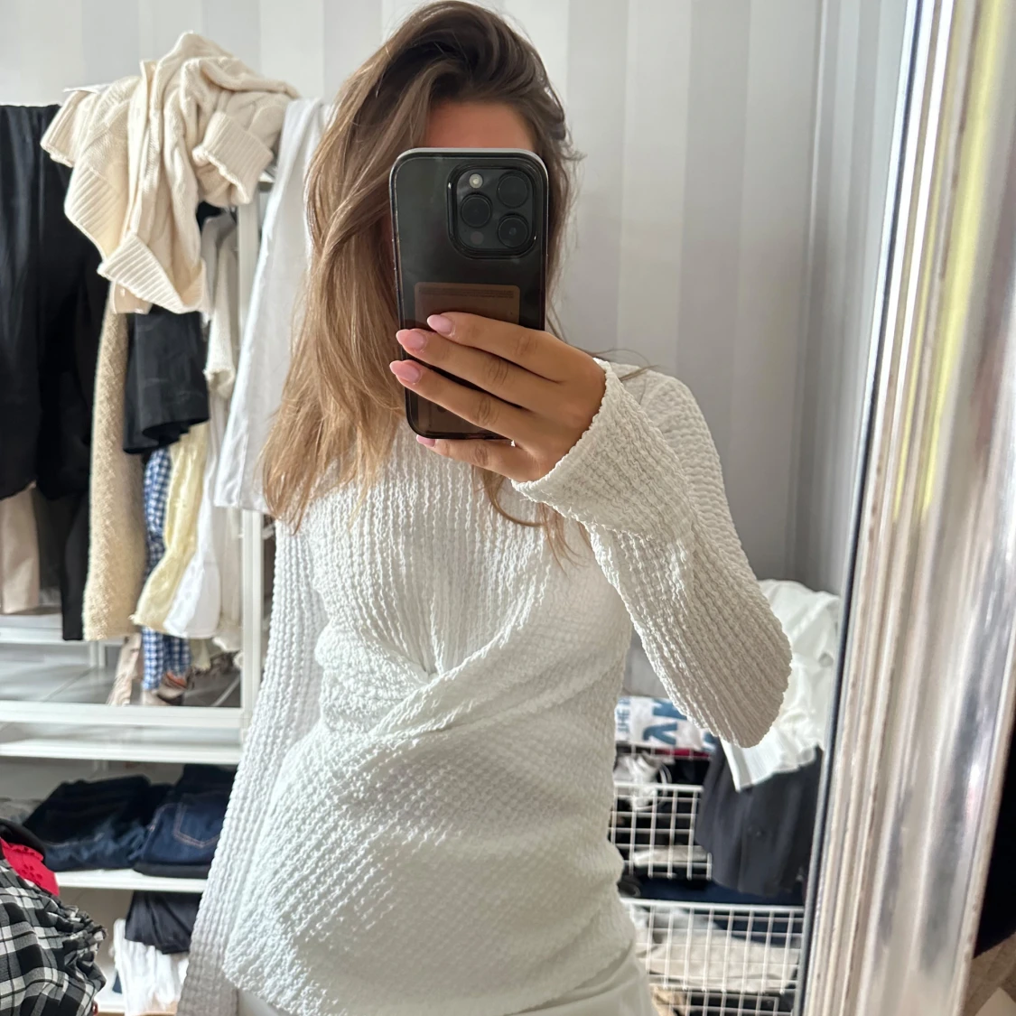 Vit omlottstickad långärmad topp