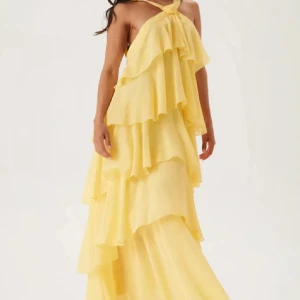 Veromoda gulklänning Vmfelicia maxiklänning - Säljer denhär populära gula klänningen ifrån vero moda. Aldrig använd! Prislapp kvar. Storlek S. Hör av dig vid frågor💕