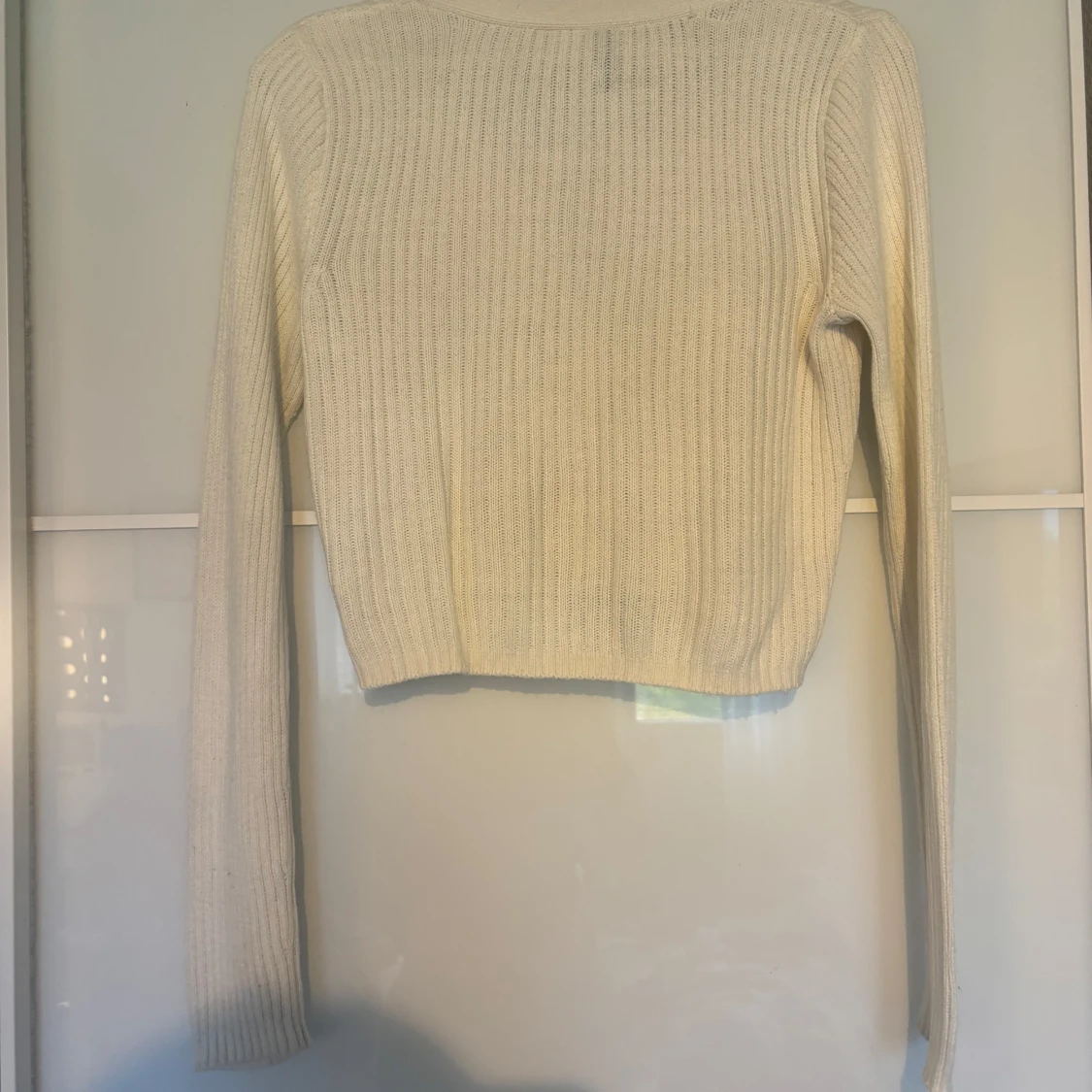 Vit ribbad kofta från H&M Divided - 1