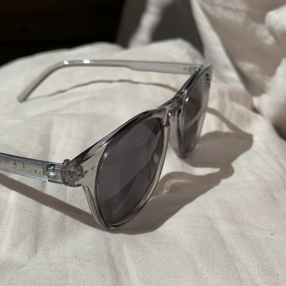 Svarta solglasögon med transparent båge - 2