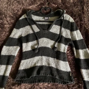 Minga London Hoodie - supermysig stickad crop top hoodie! långa ärmar med tumhål som tillhör designen 🖤 