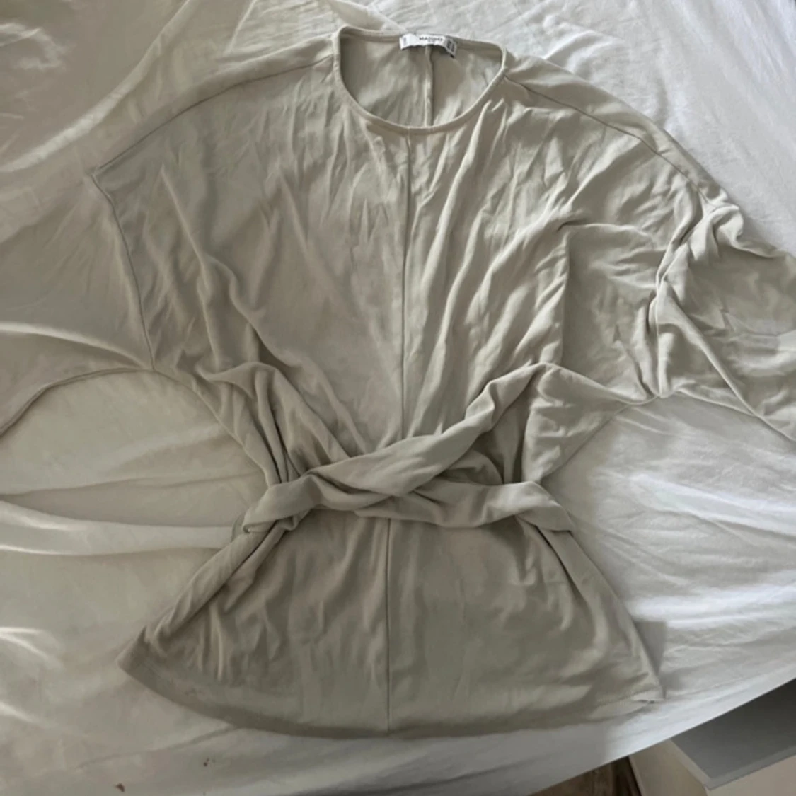 Beige/grå t shirt  med knytband i midjan - 2