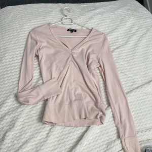 Ljusrosa v-ringad tröja Gina Tricot - Supersöt ljusrosa långärmad tröja från Gina Tricot i mjuk bomull. V-ringad med snygg rynkdetalj framtill och breda muddar vid ärmslut och nederkant. Tröjan är i storlek S men passar också som en Xs. Säljer för att den sällan kommer till användning, kontakta mig för fler frågor.