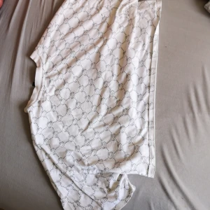 Croppad tröja - Croppad tröja med sanrio karaktären Hello Kitty på. Använd men inga defekter. Säljs då den inte kommer till användning längre. 