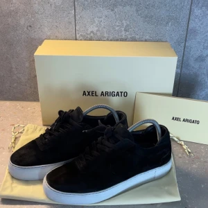 Axel Arigato - Platform sneaker - Axel Arigato - Platform sneaker. Svart mocka med snörning. Skorna är i gott skick, 7/10. Med skorna levereras orginalkartong och dustbag. Tveka inte på att höra av er! 