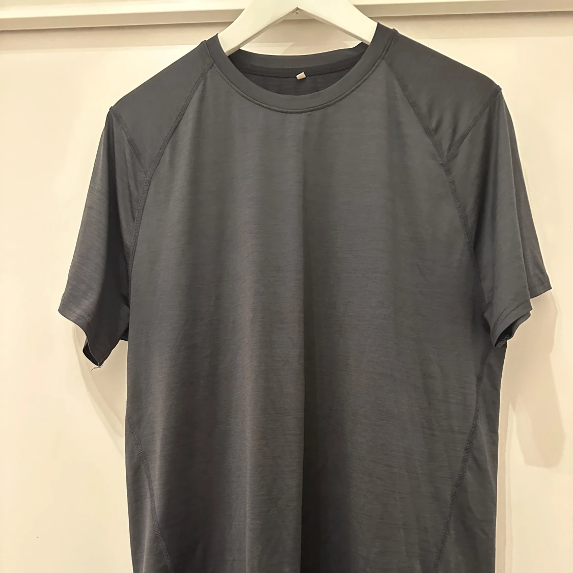 Mörkgrå MOVE t-shirt i syntet