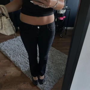 Svarta low waist jeans  - Supersköna lågmidjade jeans 💋