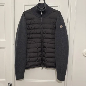 Moncler cardigan - Size: Medium | Fits: Small Pit to pit: 52cm Very good Condition! Color: Grey Comes with: Nothing Retail: 800€