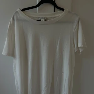 Vit t-shirt från Monki - Vanlig vit t-shirt! Perfekt passform🤍💓