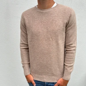 Kashmir tröja - Beige Kashmir Crewneck | Storlek S | Modellen är 177cm lång | Endast använd 2 gånger, därför inga defekter alls | Hör av dig vid frågor
