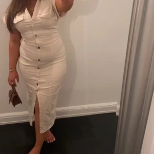 Zara denim klänning  - Den populära och slutsålda klänningen från Zara, använd en gång och k storlek L men passar M perfekt också. Inga defekter och ser helt oanvänd ut. Perfekt till vardags och till något finare tillfälle 