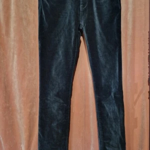 Svarta sammetsbyxor från Diesel  - Snygga svarta sammetsbyxor från Diesel i klassisk femficksmodell. Byxorna är tillverkade i mjuk bomull med lite stretch för extra komfort. De har raka ben och smal passform, perfekta till sneakers eller boots. Lite skavda i grenen, men det syns inte när man har dom på sig. 