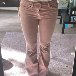 Lois jeans - Super snygga rosa jeans från Lois, nypris 1895. Är 174cm och de är tyvärr lite korta på mig så säljer vidare💛🌼 