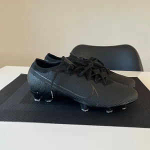 Svarta Nike Mercurial fotbollsskor - Helt nya! Storlek 42 passar 43! FG dobb
