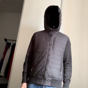 Svart quiltad pufferjacka med huva - Svart pufferjacka från Parajumpers