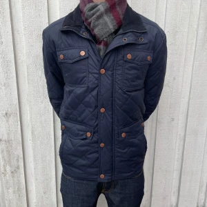 J&J Premium - Quiltad Jacka - Säljer nu denna sjukt stiliga jacka från Premium avdleningen av Jacknjones!👑 | Storleken är M men passar enligt mig bättre som S!✌️ | Hör av dig vid minsta fråga!❄️🐺